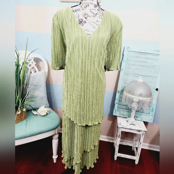 NWT Connected Apparel Plus Size Green Tiered Pleated Midi Dress